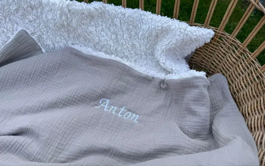 Personligt teddy tæppe med broderet navn i akvagrøn farve
