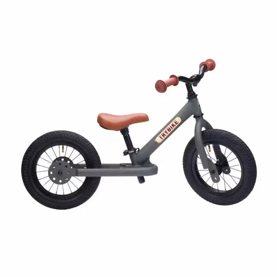 Trybike balancecykel med retrolook, brun saddel og sorte eger