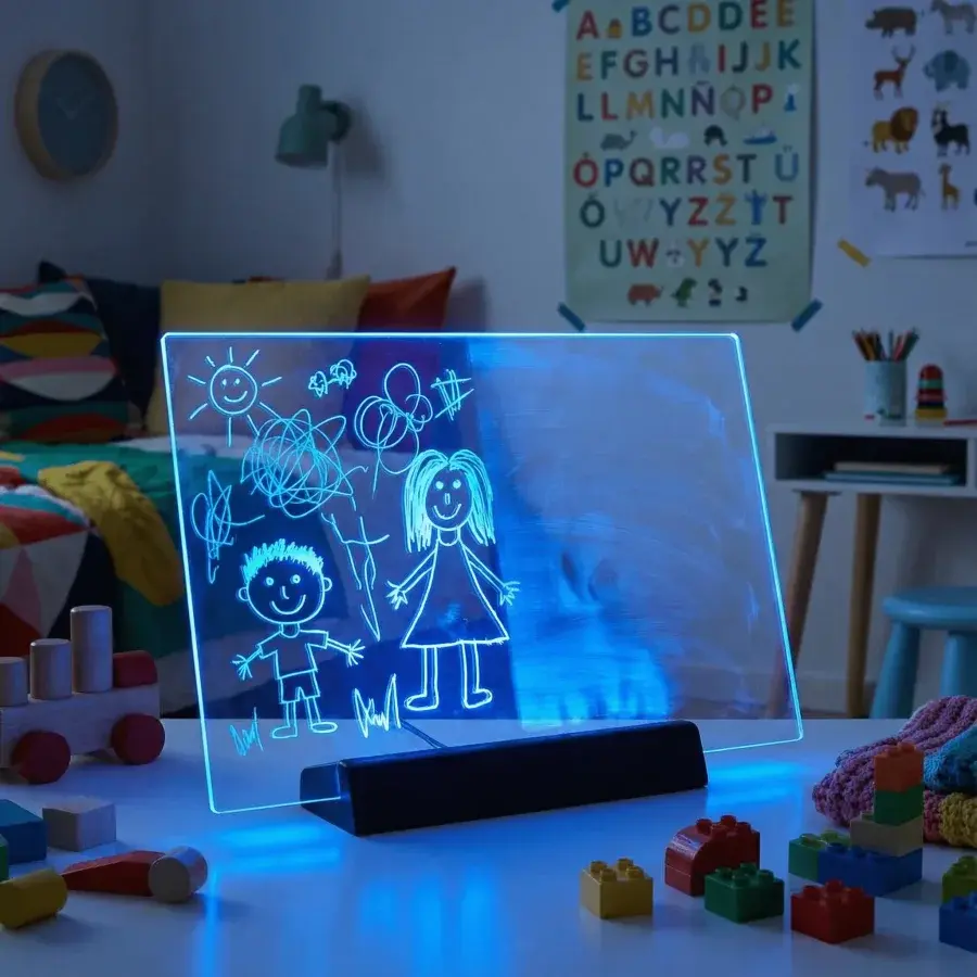 PrismoBoard tegnetavle med LED-lys der oplyser akrylpladen i flere farver